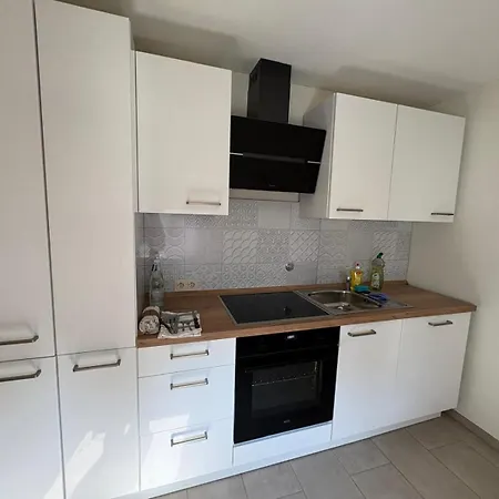 Naehe Stadtpark, Renoviert, Businesswohnung, Monteurwohnung, Geschaeftsreisendewohnung, Garten, Balkon,parkplatz アパート *