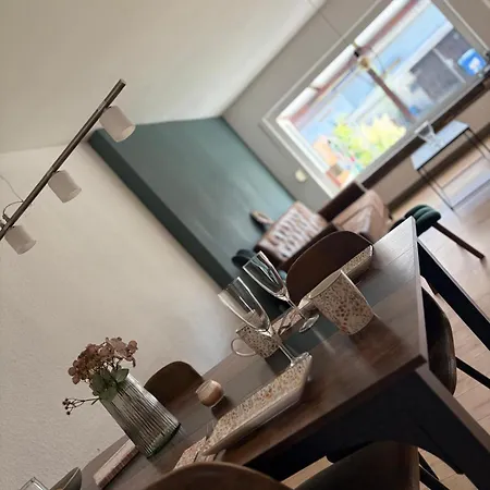 Naehe Stadtpark, Renoviert, Businesswohnung, Monteurwohnung, Geschaeftsreisendewohnung, Garten, Balkon,parkplatz アパート