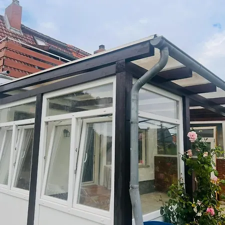 Naehe Stadtpark, Renoviert, Businesswohnung, Monteurwohnung, Geschaeftsreisendewohnung, Garten, Balkon,parkplatz アパート *