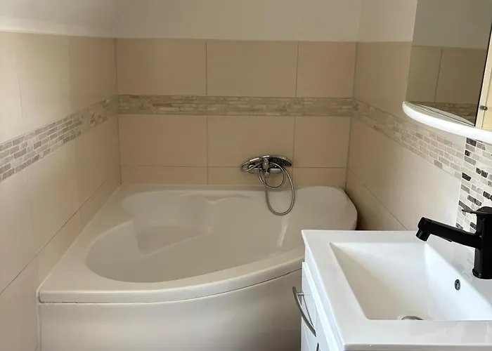 Naehe Stadtpark, Renoviert, Businesswohnung, Monteurwohnung, Geschaeftsreisendewohnung, Garten, Balkon,parkplatz